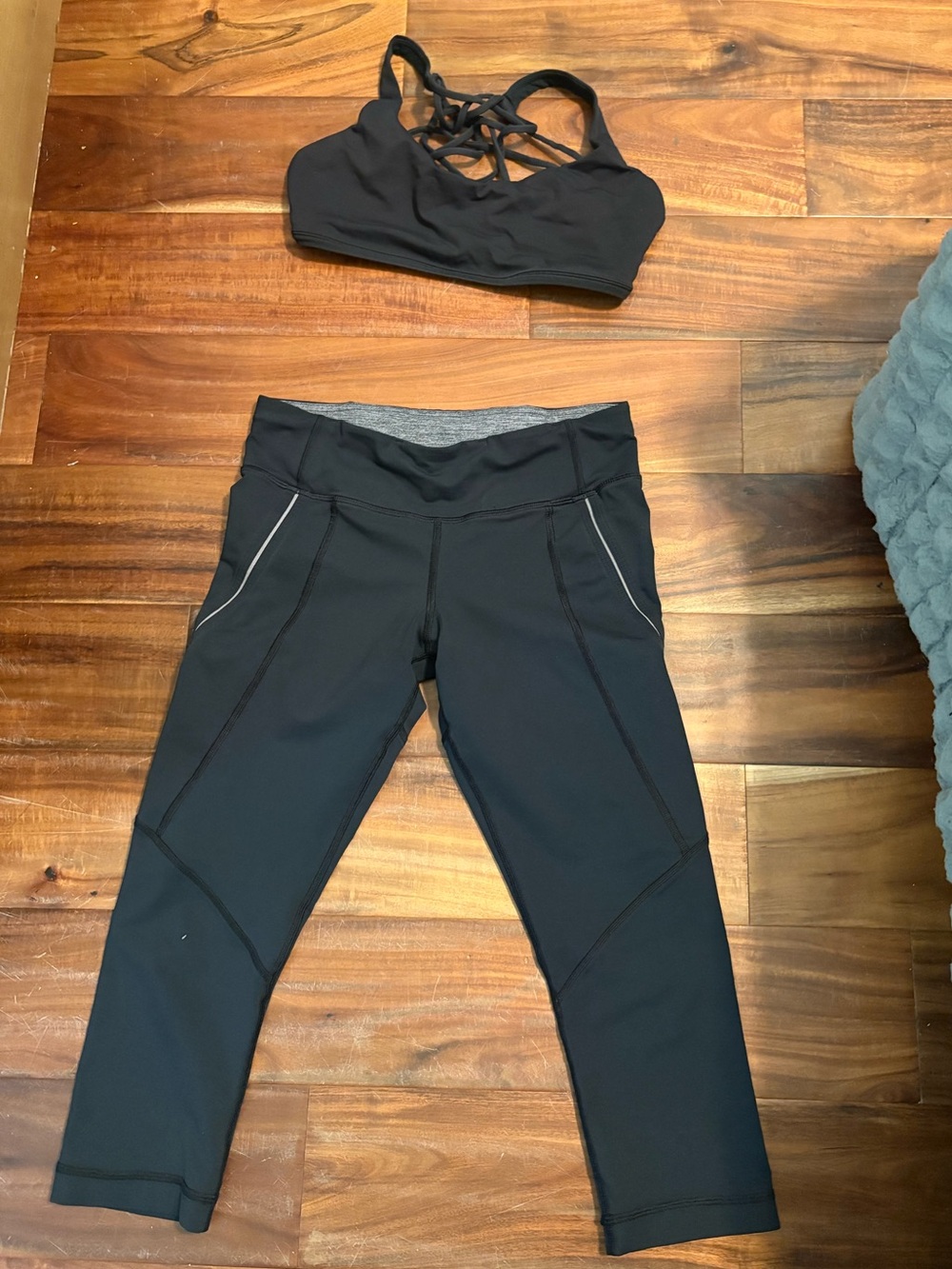 lululemon Black Athletic Set Size 6 Sports Bra & Cropped Leggings‎ (0790)